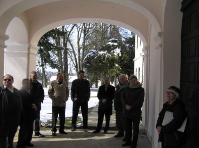 Vlatka Daňková-Pejićová guidar gäster från de tjeckiska föreningarna i Kroatien, inbjudna av veckomagasinet Jednota. Vi befinner oss utanför Antun Jankovićs slott. Vlatka Daňková-Pejićová guidar gäster från de tjeckiska föreningarna i Kroatien, inbjudna av veckomagasinet Jednota. Vi befinner oss utanför Antun Jankovićs slott.